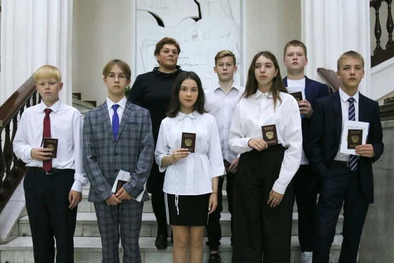 Талантливым курганским школьникам вручили первые паспорта
