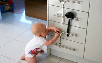 Безопасность маленького ребенка в квартире