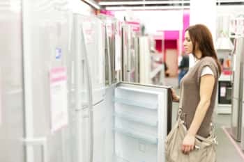 выбор холодильника в магазине