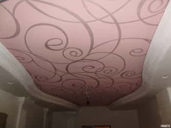 Сравнение тканевых и ПВХ потолков