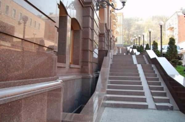 облицовка здания гранитом
