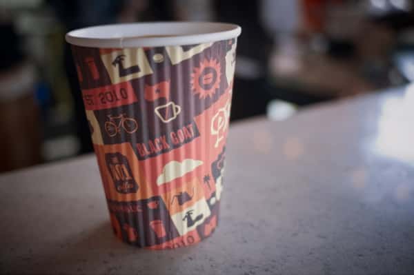 размещение логотипа на бумажном стакане