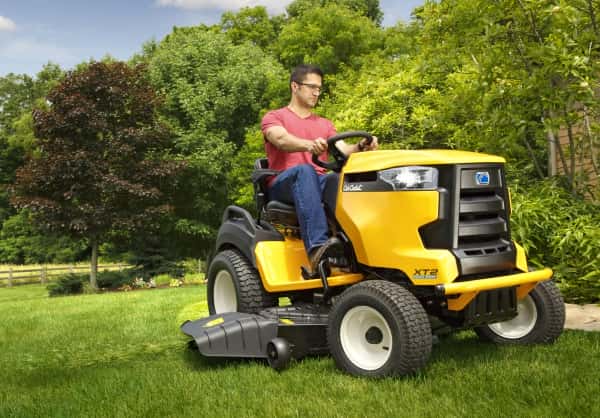 минитрактор Cub Cadet для ухода за садом